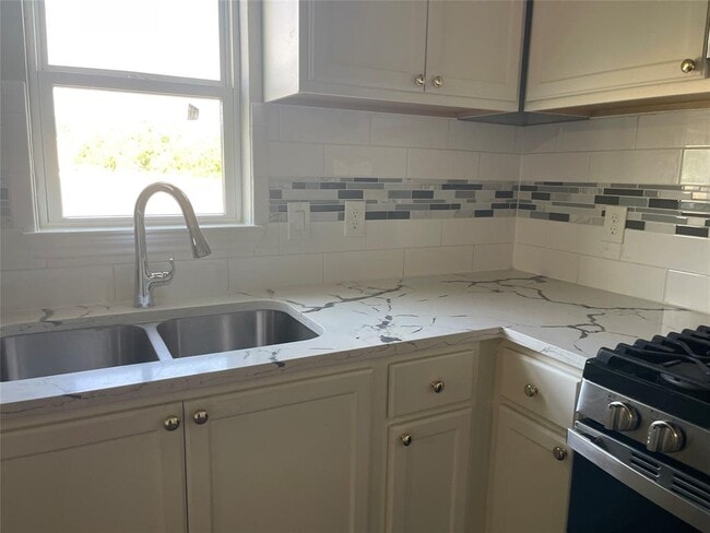 Building Photo - 884 Rd 3550