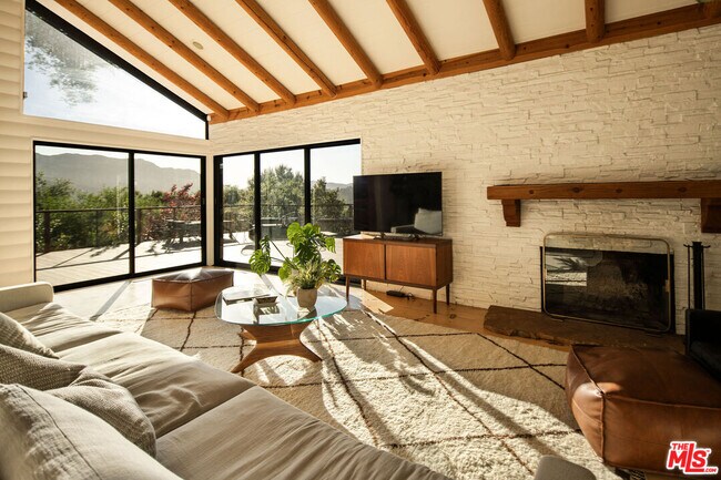 Foto del edificio - 21000 Colina Dr