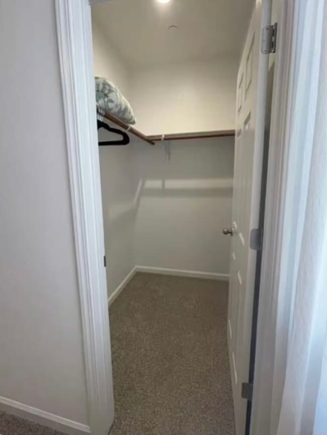 Building Photo - 2 Private rooms one bath For rent NW Visalia