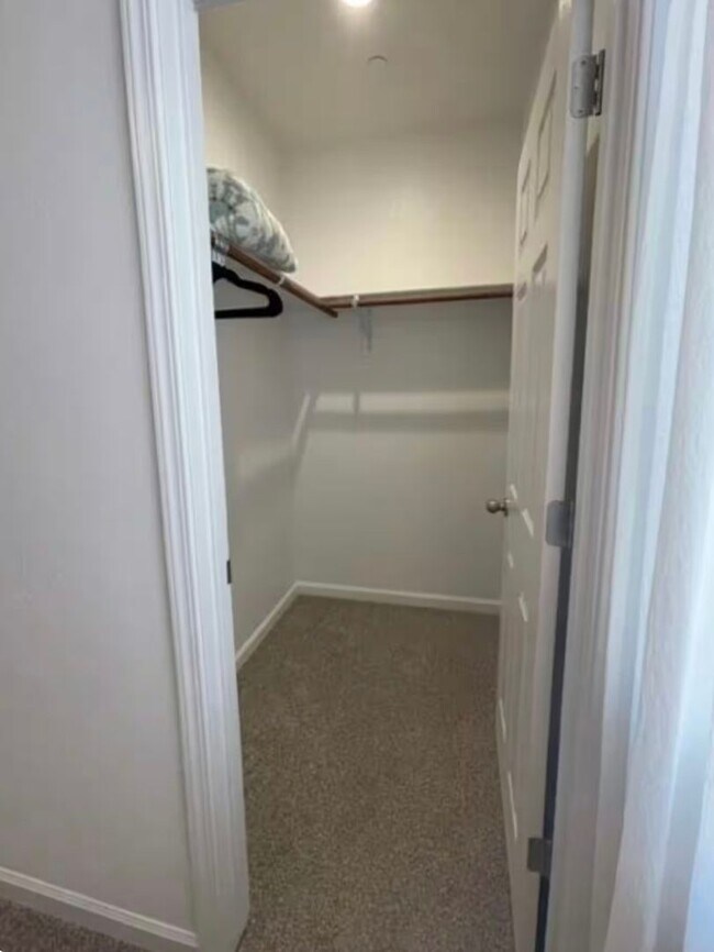 Foto del edificio - 2 Private rooms one bath For rent NW Visalia