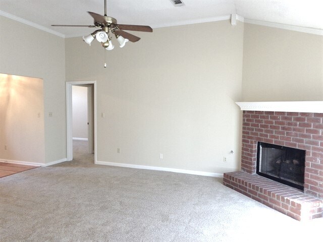 Foto del edificio - 5026 Springtree Dr