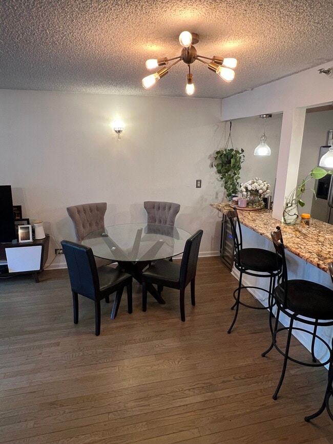 LivingSpace - 200 N Dearborn St