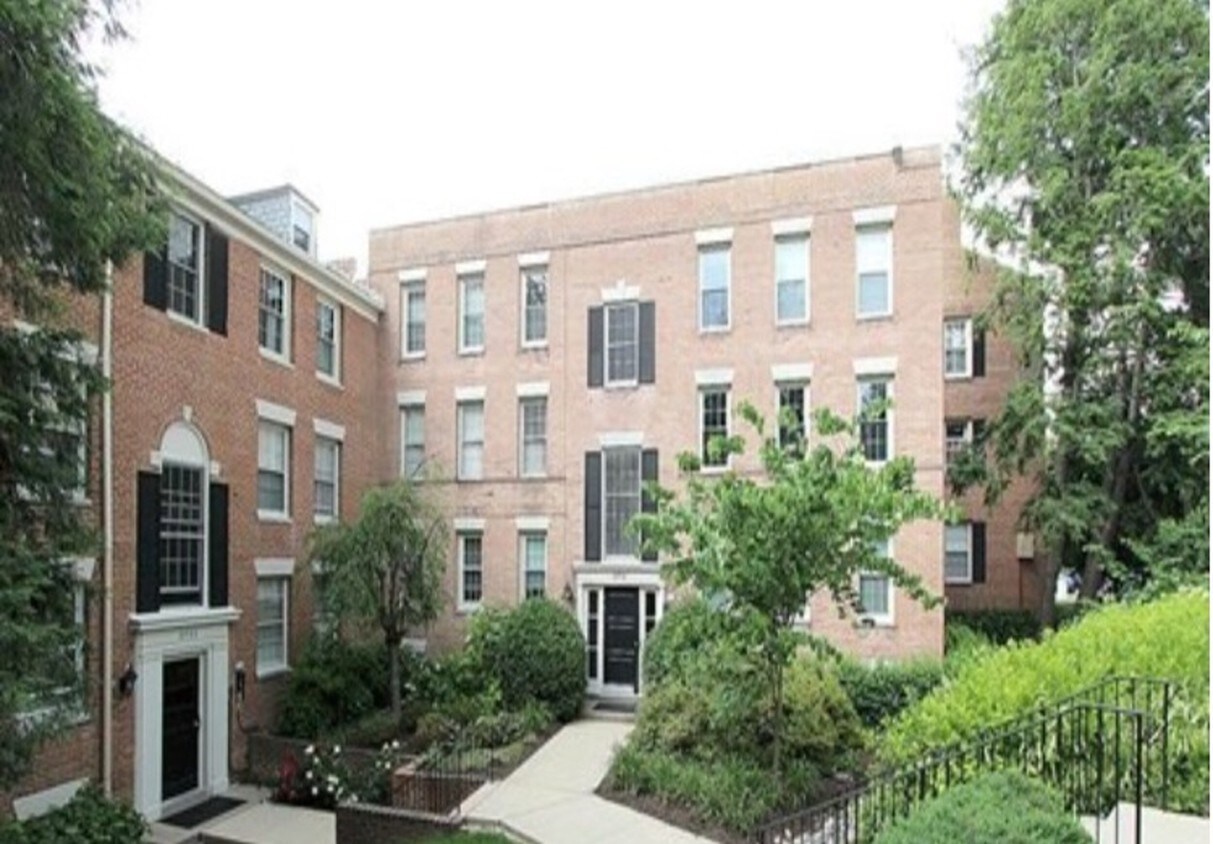 Duplex in the heart of Cleveland Park! - 2731 Ordway St NW