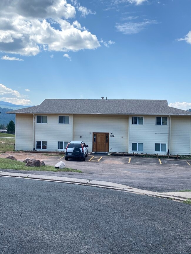 Front Entry and Parking Area. - 506 Mountain View Pl