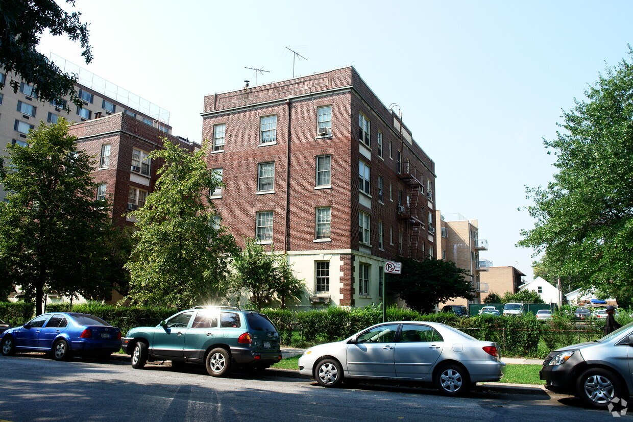 Primary Photo - 37-18 Bowne St