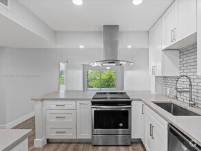 Building Photo - 3150 N Palm Aire Dr
