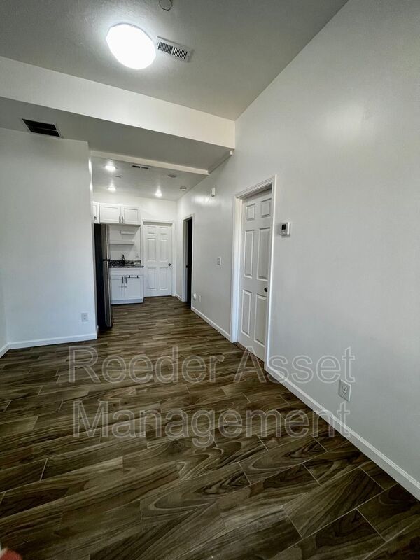 Building Photo - 427 27th St