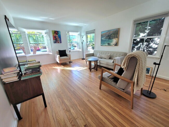 Foto del edificio - Prime Sunset Park 2/1 with 6000 sq ft lot