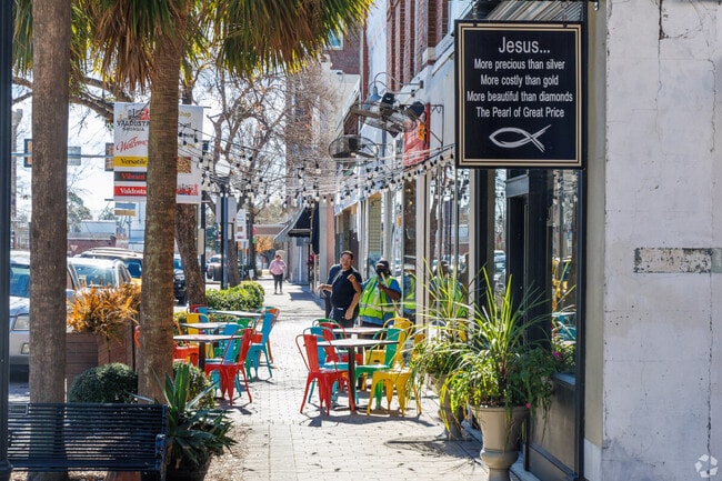 he beautiful streets of Downtown Valdosta provide residents a great place for lunch or dinner.