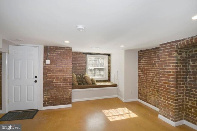 Building Photo - 2721 Ontario Rd NW