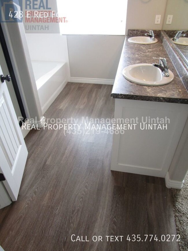 Foto del edificio - 3 bed 2.5 bath townhome in Fox Run