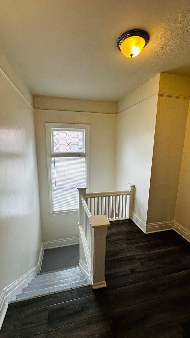 Parte superior de la escalera - 143 E 10th St