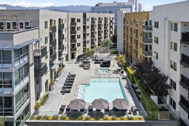 Building Photo - Sona Glendale