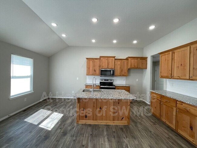 Building Photo - 516 S Evergreen Ave
