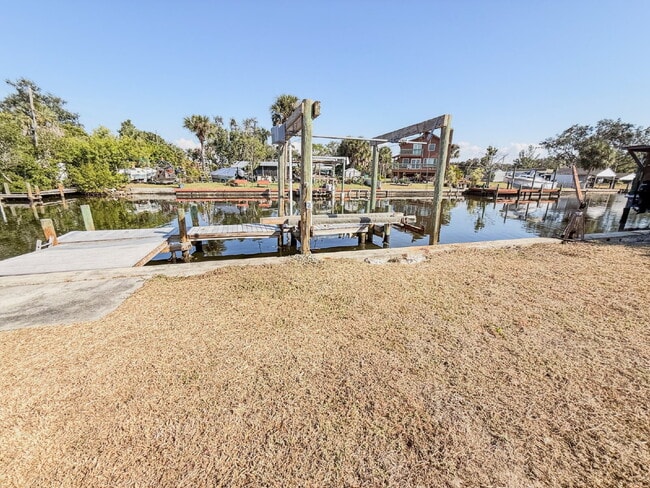 Foto del edificio - WATERFRONT POOL HOME ON A CANAL THAT LEADS STRAIGHT INTO TAMPA BAY - NEW DOCK AND SEAWALL COMING ...