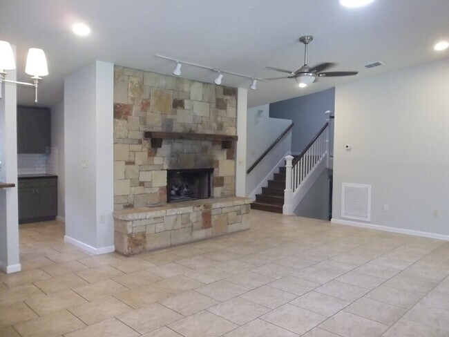 Building Photo - 210 Loma Vista Dr