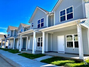 Building Photo - 864 Levitan Dr