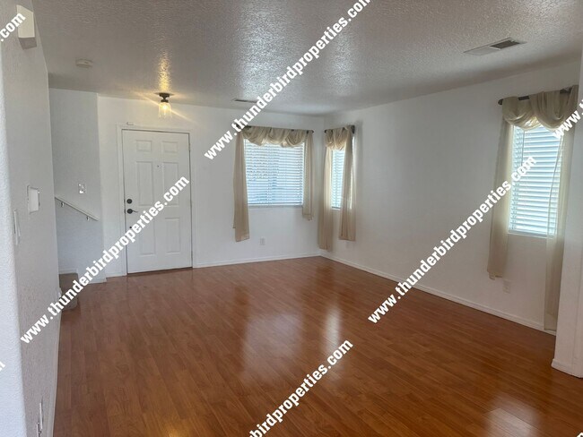 Foto del edificio - $500 off first months rent!! Gated communi...