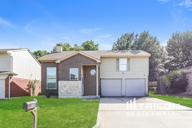 Building Photo - 909 Canary Ln