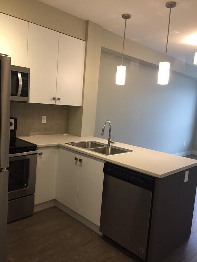 Photo du bâtiment - 1948-1948 N Parallel Rd