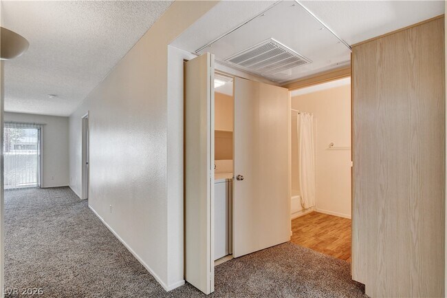 Foto del edificio - 7100 W Pirates Cove Rd