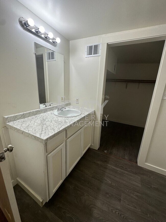 Foto del edificio - Completed Renovated 3 bedroom rental home ...
