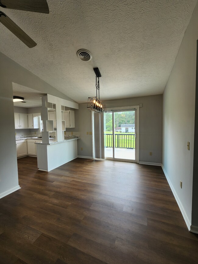 Building Photo - 816 Maple Dr