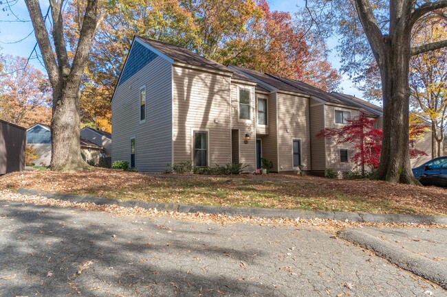 Building Photo - Cozy townhome in Greensboro NC