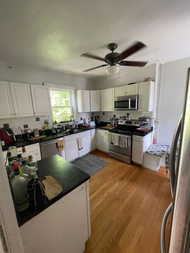 Foto del edificio - Renovated 2 Bedroom Upstairs Apartment in ...