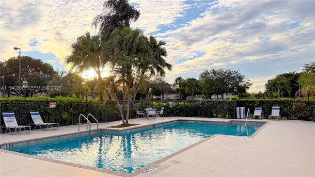 Building Photo - 3400 Pinewalk Dr N