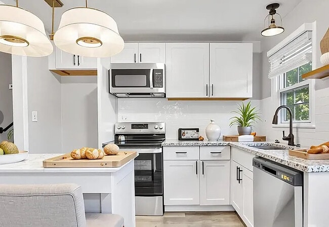 Building Photo - Room in House on Bilmark Ave