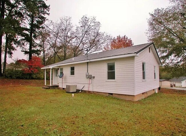 Building Photo - Charming 3 Bedroom home