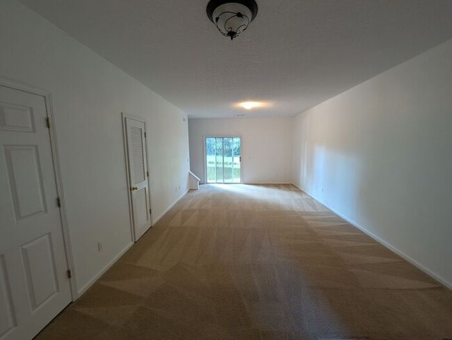 Building Photo - 546 Scrub Jay Dr