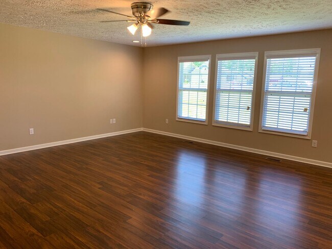 Building Photo - Beautiful 3 Bedroom, 2 Bath Home, With GAR...