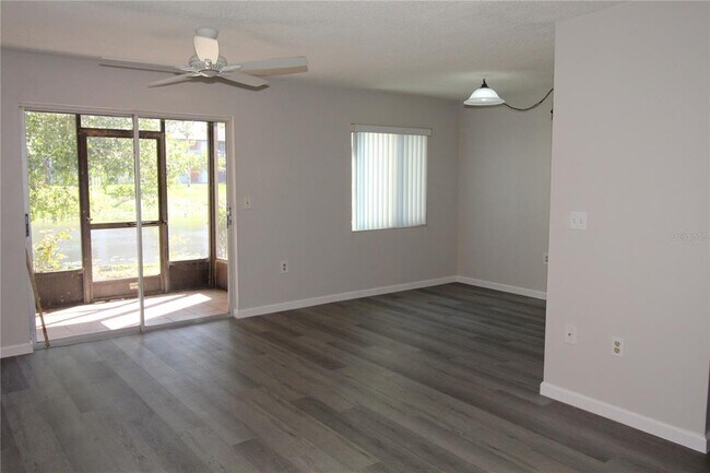 Foto del edificio - 2628 Hidden Lake Dr N