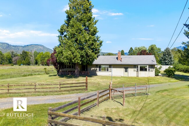 Foto del edificio - 5 Acres in the Applegate Valley with Pasture & Outbuildings