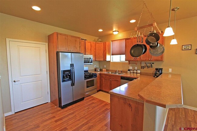 Building Photo - 3 Bedroom & 2 Bath Home with 2 Car Garage ...