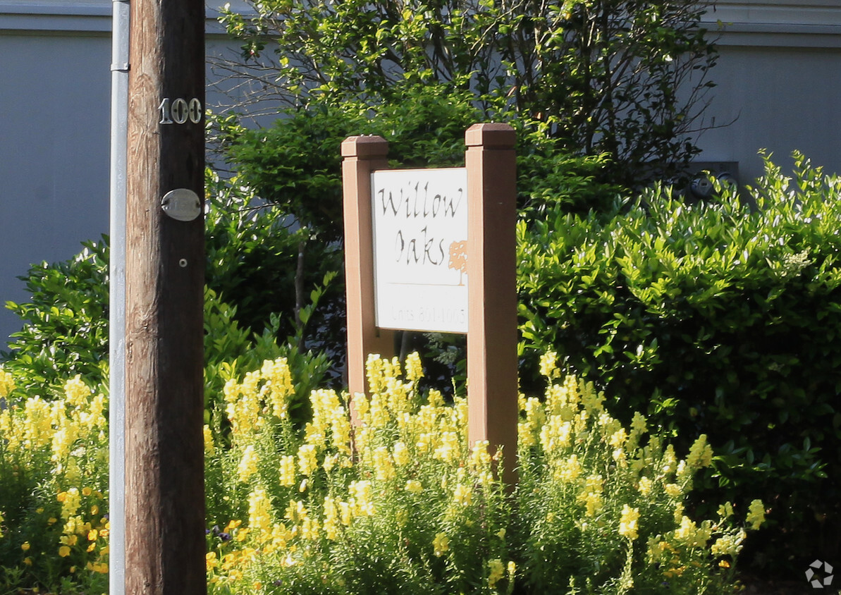 Building Photo - Willow Oaks