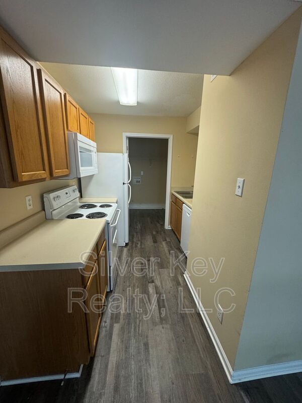 Building Photo - 220 Willow Creek Drive