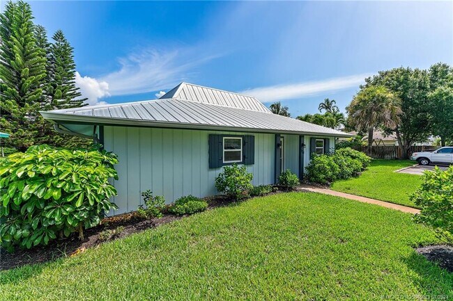 Building Photo - 324 SW Indian Grove Dr