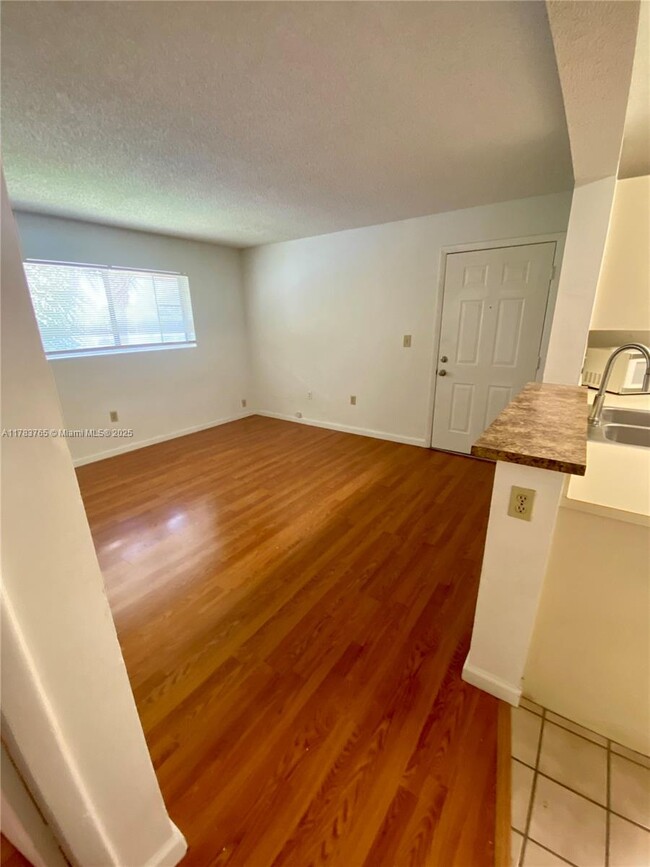 Building Photo - 351 Palm Way