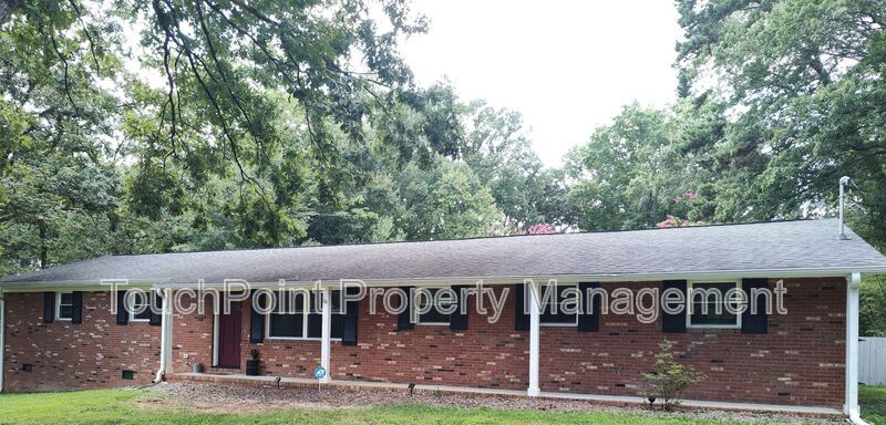 Foto principal - 303 Cedarwood Ln