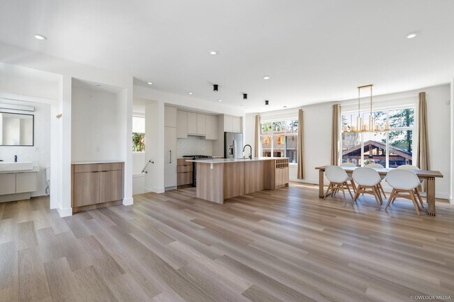 Building Photo - 2350 165 St