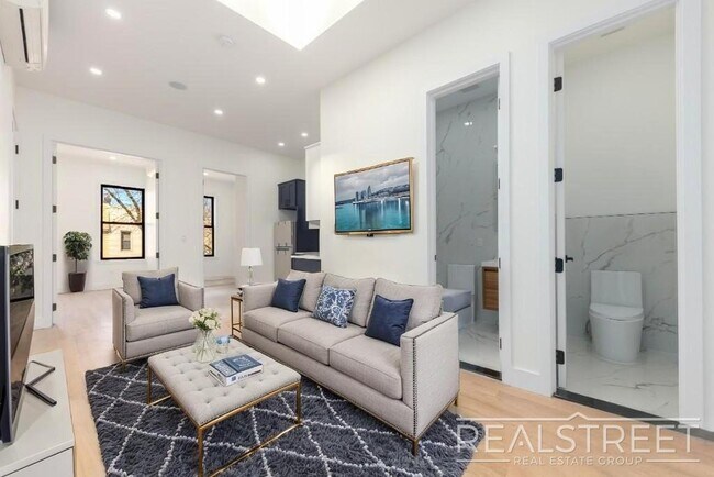 Foto del edificio - Brand New 4 Bed, 2 Bath with In-Unit Laund...