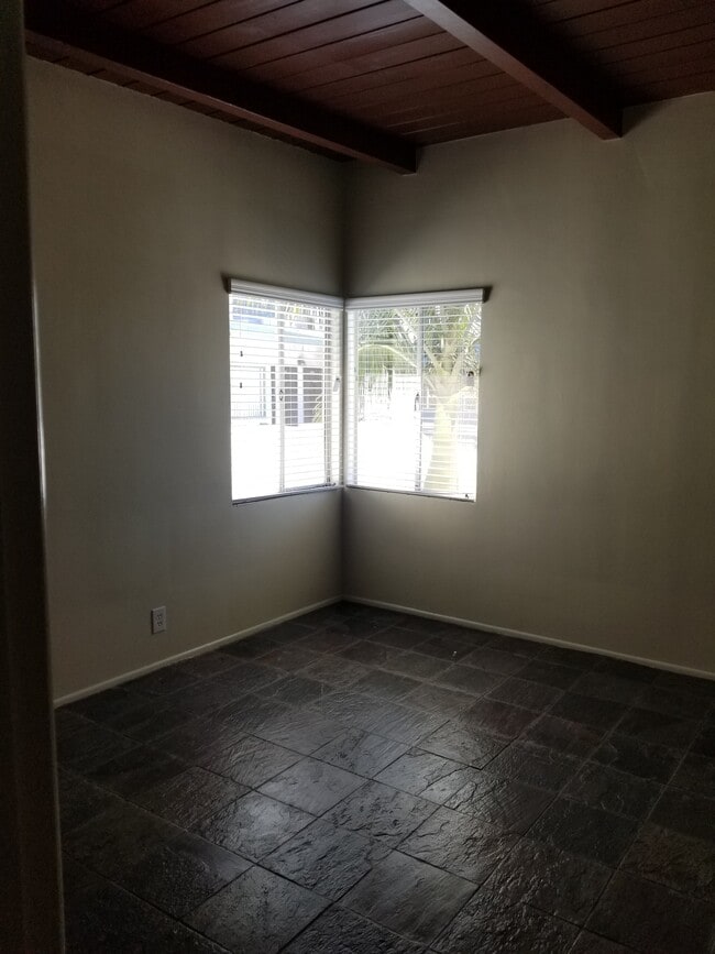 1st bedroom with large closet - 2330 Carmelina S Ave