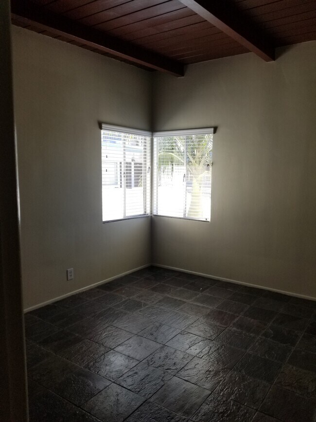 Primer dormitorio con armario grande - 2330 Carmelina S Ave