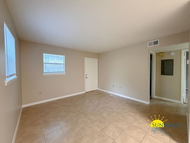 Building Photo - Updated 2 Bedroom Unit in Fort Walton Beach!