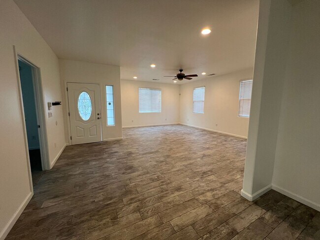 Building Photo - 2724 TECOPA AVE- 5 BEDROOM 2 BATHROOM + OF...