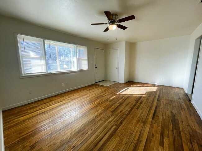 Building Photo - Spacious 3/1 Located Conveniently Close to...