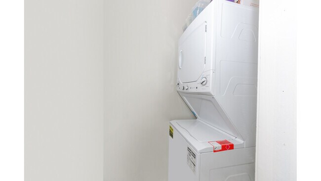 Lavandería dentro del apartamento - 327 Home Ave